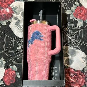 NWT MEMORY COMPANY DETROIT LIONS NFL PINK/BLUEGREY BLING COLOSSAL 46OZ TUMBLER